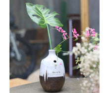 Load image into Gallery viewer, Vase White Brown
